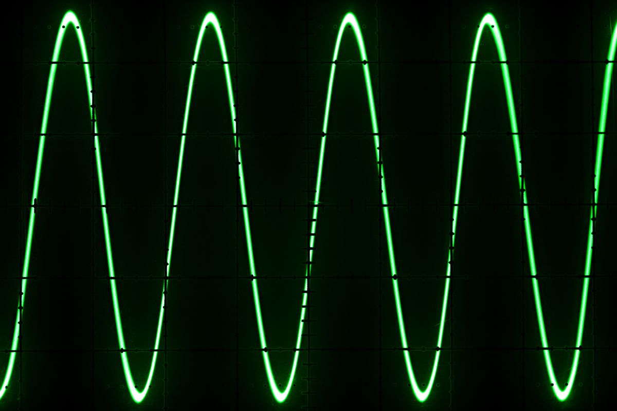 Photo of a sine wave on an oscilloscope.
